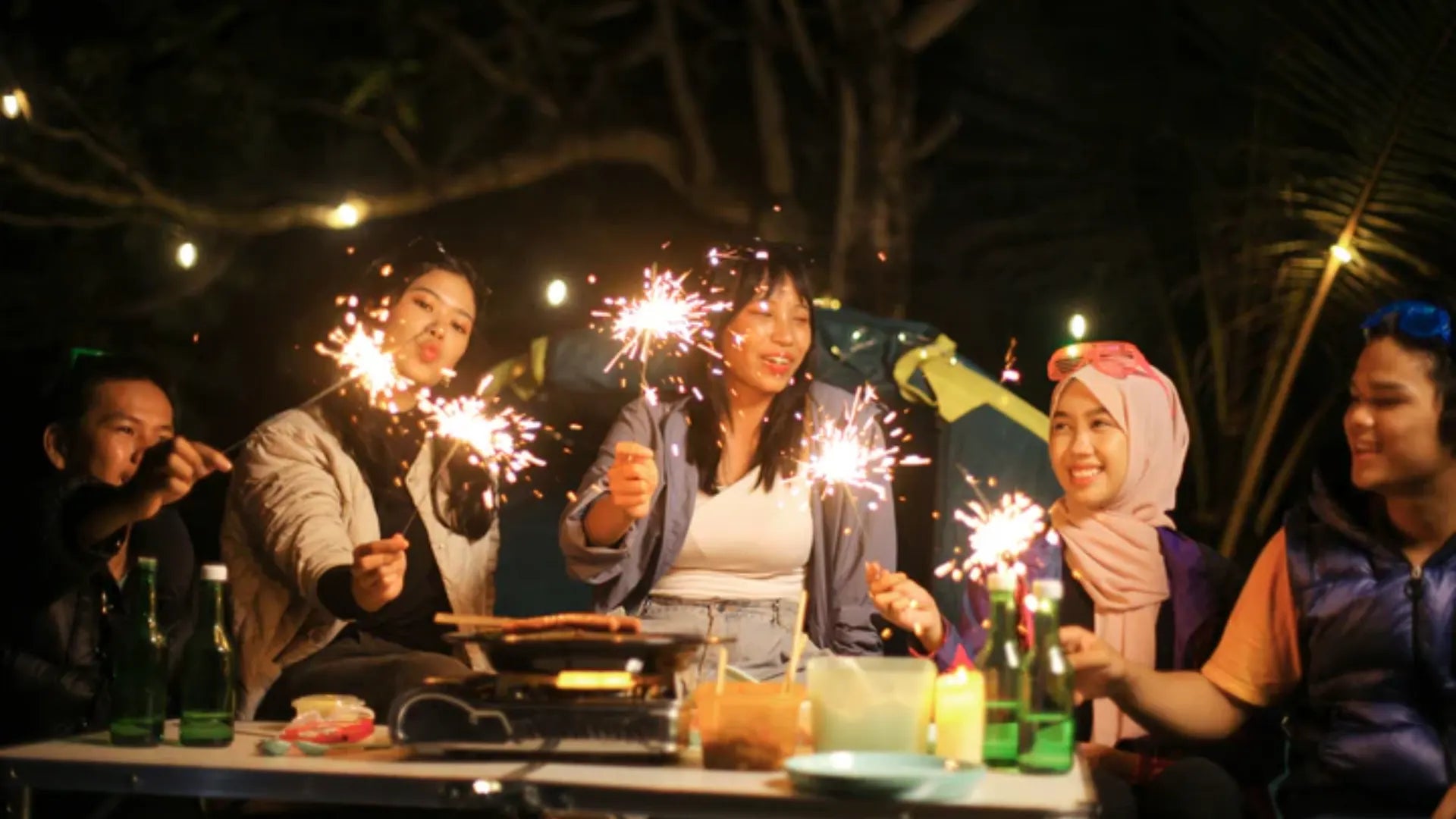 Tips Aman Camping Saat Liburan Akhir Tahun di Musim Hujan